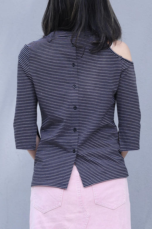 TYNVIE 单剪裁肩扣 T 恤-黑色条纹 商品图9