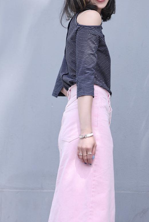 TYNVIE 单剪裁肩扣 T 恤-黑色条纹 商品图3