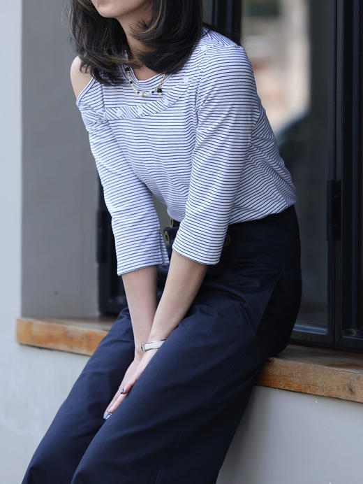 TYNVIE 单剪裁肩扣 T 恤-白色条纹 商品图2