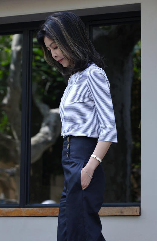 TYNVIE 单剪裁肩扣 T 恤-白色条纹 商品图1