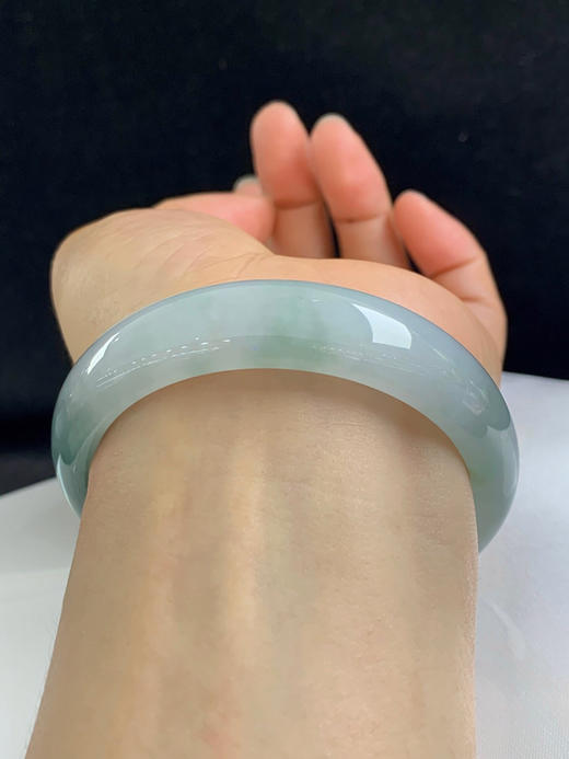 612962，57圈口，糯冰半山水油青正圈平安镯，种老水足，微透手，底子细润 商品图5