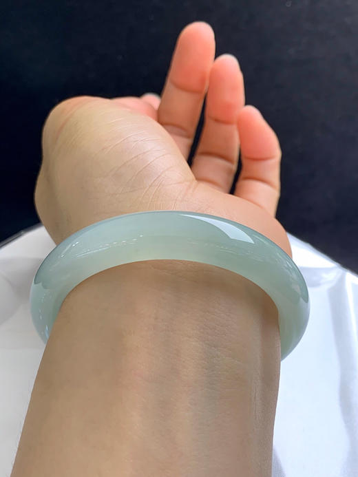 612961，56圈口，冰晴葡萄肉正圈平安镯，种老水足，冰润有光感，颜色清爽 商品图5