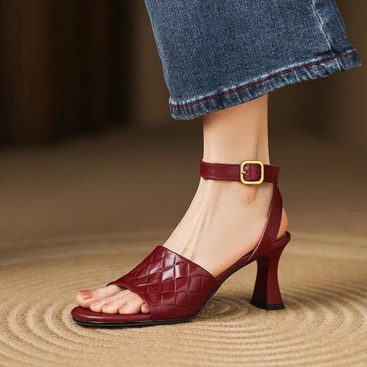 【预售5天】真皮粗跟露趾凉鞋女夏新款压花一字带时尚高跟罗马鞋气质通勤凉鞋LD&7381 商品图0
