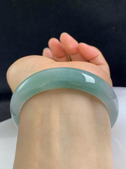 612962，57圈口，糯冰半山水油青正圈平安镯，种老水足，微透手，底子细润 商品图4