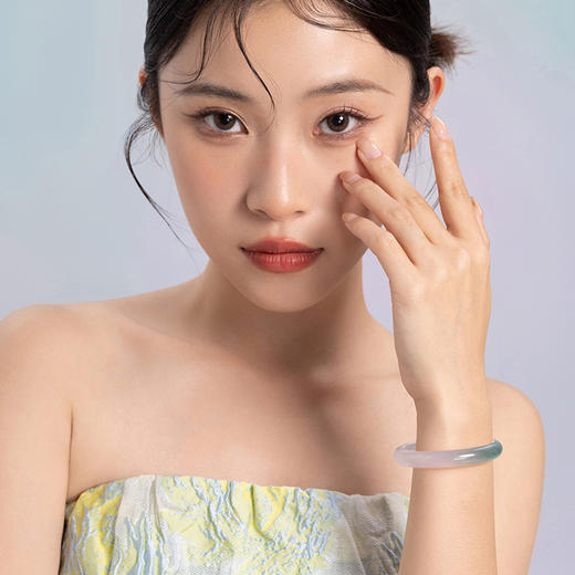 周六福半山半水玉髓手镯浅白绿宽条新中式国风送女友节日礼物 商品图3