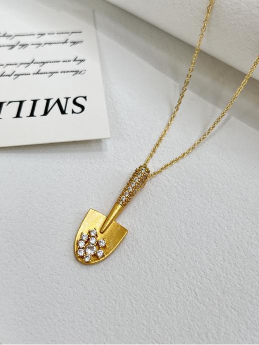 【NATURALLY JOJO小铲子锆石项链】✅王府井百货、维多利亚、巴黎春天等均设专柜 ✅铜镀厚金+5A锆石、用心材质 ✅精细打磨抛光+真金电镀、不易褪色 礼盒包装💝送人自用都高级 商品图4