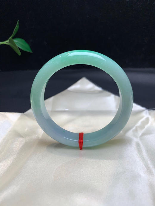 612959，58 果绿底手镯，大半圈带果绿底色，底妆细腻干净清新 商品图3