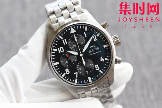 ZF经典臻品【驰骋高空 分秒必“真”】
万国IWC3777飞行员计时系列，机芯同步原装，表针尾部微微弯曲，双面防眩晕蓝色镀膜。成就此非凡经典。
【成熟做工】腕表尺寸43mmX15mm 商品图2