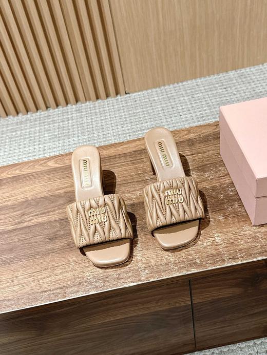 缪缪 新款褶皱猫跟拖 根高5.5cm（HC） 商品图4