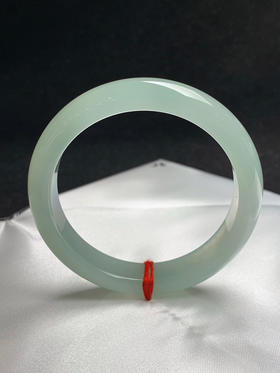 612961，56圈口，冰晴葡萄肉正圈平安镯，种老水足，冰润有光感，颜色清爽