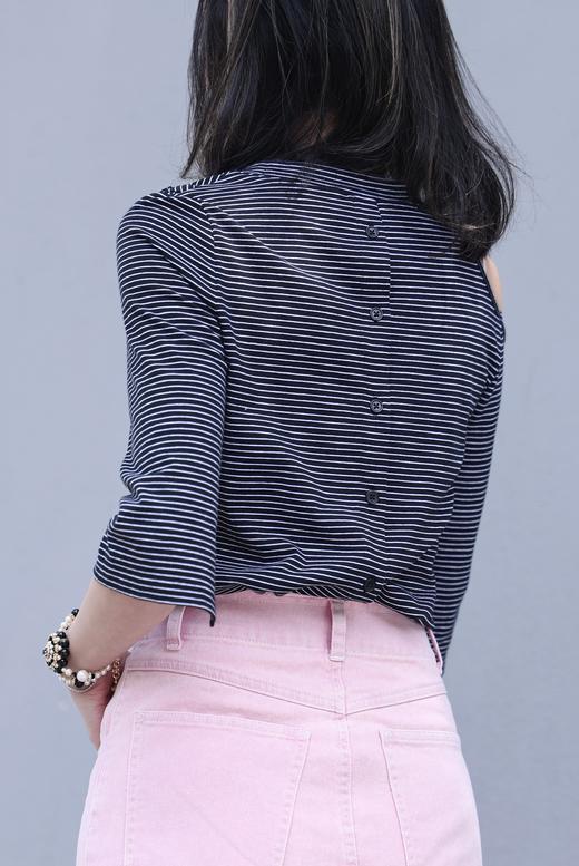 TYNVIE 单剪裁肩扣 T 恤-黑色条纹 商品图7