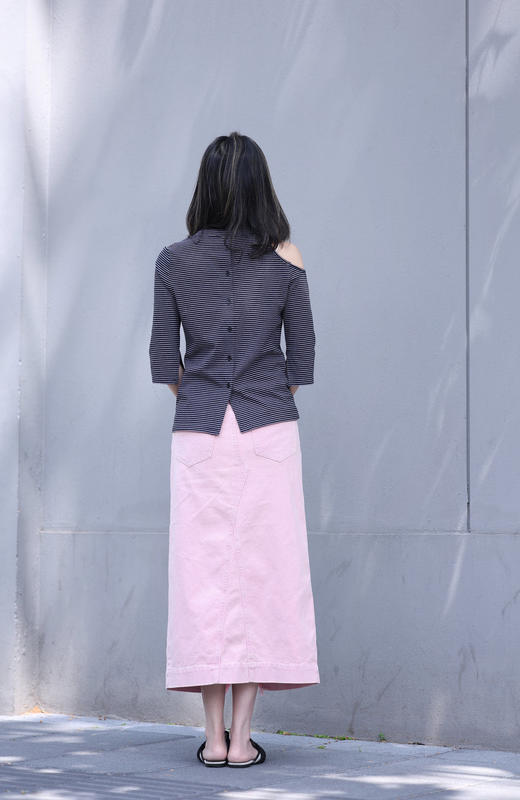 TYNVIE 单剪裁肩扣 T 恤-黑色条纹 商品图8