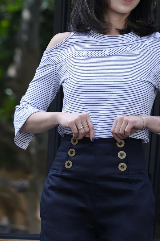 TYNVIE 单剪裁肩扣 T 恤-白色条纹 商品图5