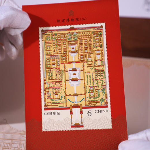 《紫禁城全景浮雕金砖》 内容: 紫禁城全景浮雕金砖*1; 故宫博物院(二)小型张*1，小版票*1; 复刻邮票手稿*1。 商品图3