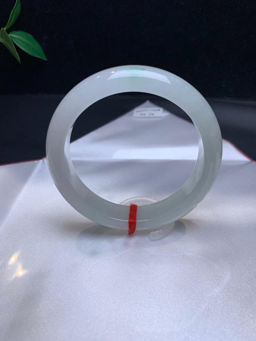 612956，56.2冰底飘花手镯，冰冰润润的，飘一抹淡雅花色，清新干净 商品图0