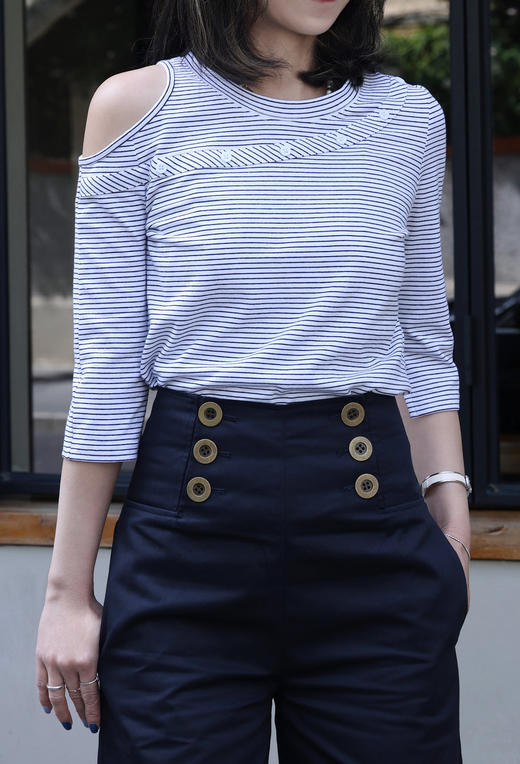 TYNVIE 单剪裁肩扣 T 恤-白色条纹 商品图12