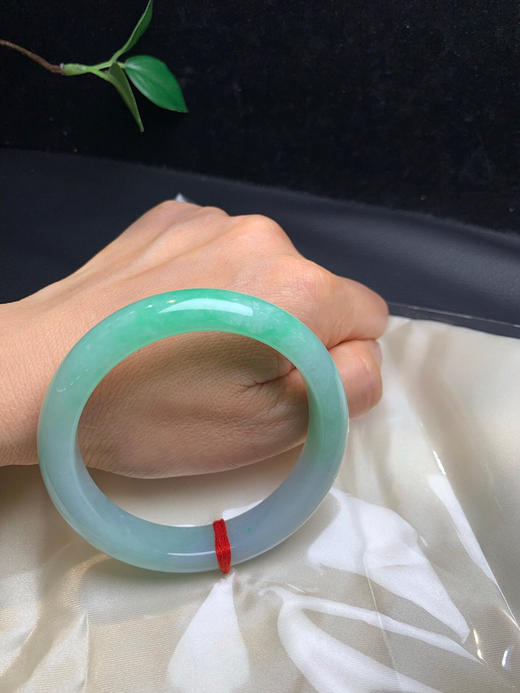 612959，58 果绿底手镯，大半圈带果绿底色，底妆细腻干净清新 商品图5