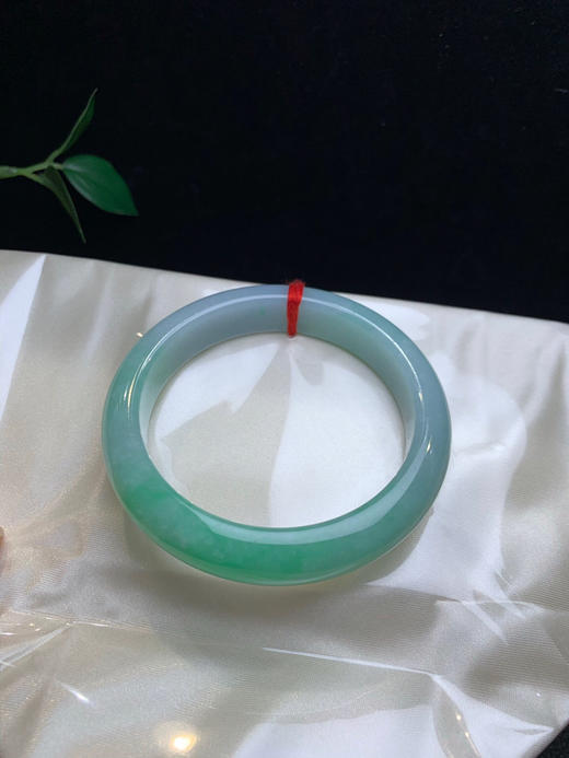 612959，58 果绿底手镯，大半圈带果绿底色，底妆细腻干净清新 商品图4