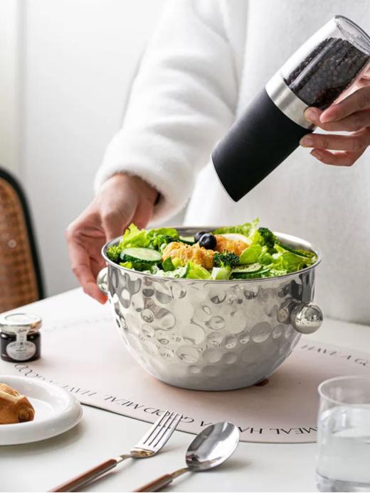 🔥有被惊艳到💰29起🉐秒【北欧风锤目纹沙拉碗】🥗独特纹理➕高颜值镜面工艺✨厨房秒变ins风～宝藏碗具闭眼入😆 🔺优质不锈钢，可与食物直接接触 商品图4