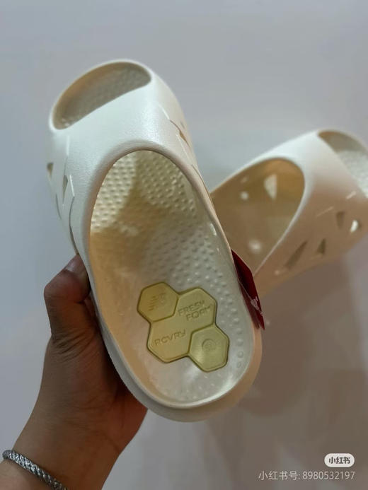 原单正品新百伦NB拖鞋 户外凉鞋舒适百搭防滑防磨一字拖鞋
size: 7-11 (40 41.5 42.5 44 45)
黑白两色 商品图8