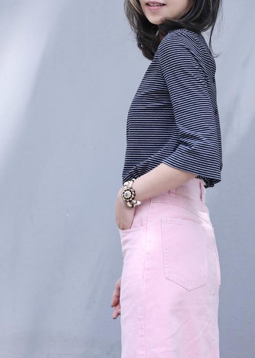 TYNVIE 单剪裁肩扣 T 恤-黑色条纹 商品图1