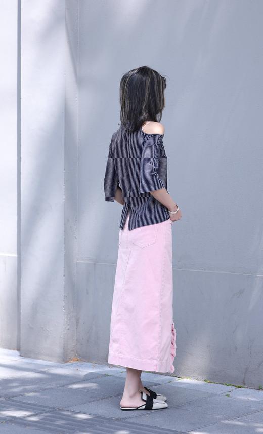 TYNVIE 单剪裁肩扣 T 恤-黑色条纹 商品图6