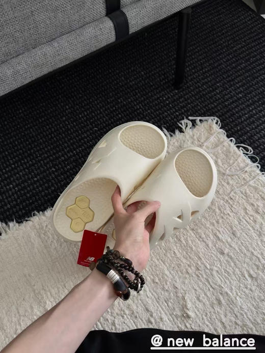 原单正品新百伦NB拖鞋 户外凉鞋舒适百搭防滑防磨一字拖鞋
size: 7-11 (40 41.5 42.5 44 45)
黑白两色 商品图12