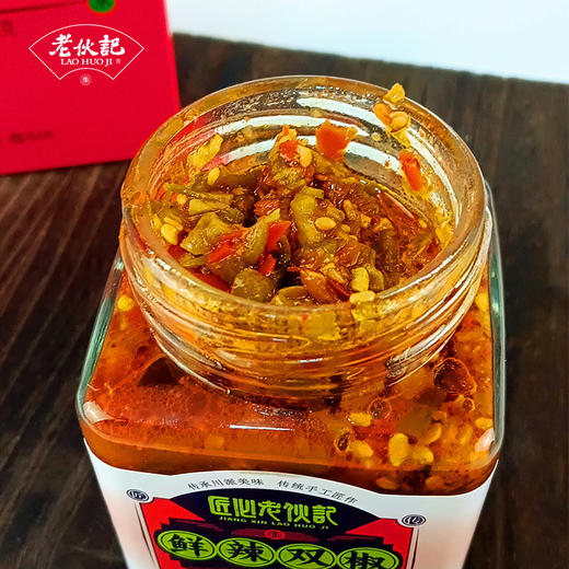 【鲜辣双椒酱200g瓶装】老伙记川派辣椒酱 即食下饭拌面拌饭辣椒酱 四川特色调味酱 爽辣可口 传统手工匠作  无化学添加 多种新鲜辣椒 口感超好 商品图1