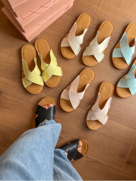 🔥【少女心炸裂の神仙配色】 强势回归!春夏秋新配色来了、📍 爆卖𝟏𝟎𝟎𝟎𝟎𝟎+双的【马卡龙交叉显瘦软底百搭真皮凉鞋1807】💕 全网凉鞋销冠 商品图0