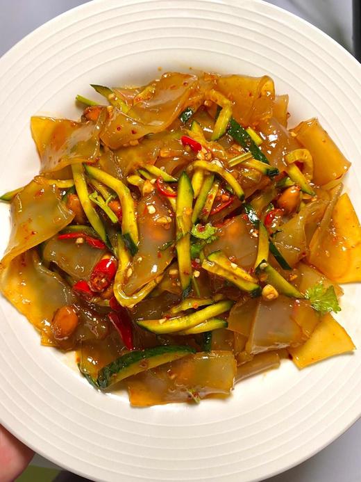 💰9.9秒杀7袋【东北水晶大拉皮】🆘救命！这大拉皮会💥蹦迪！🌟 更是懂拿捏味蕾的！滑溜溜的像在舌尖跳芭蕾，麻酱一拌香到邻居来敲门！ 商品图5