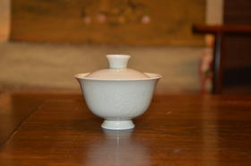 手工定窑 桃源引两才盖碗 心中若有桃花源 何处不是水云间 定瓷风雅