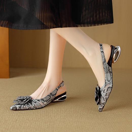 【预售5天】新款真皮法式尖头花朵包头凉鞋女后绊带蛇纹中跟凉单鞋配裙子DB&M6333 商品图4