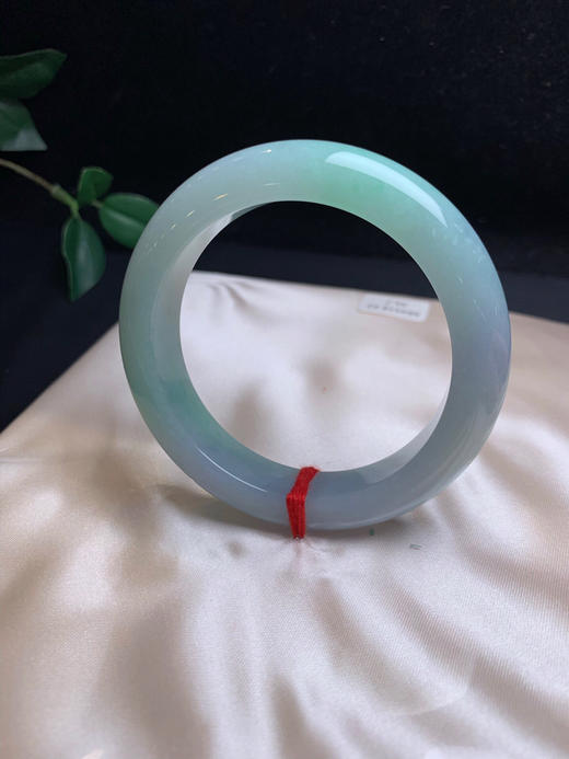 612965，54.8 绿底色手镯，条形板正，满圈都带绿底，隐约间还泛了点紫，细润干净 商品图2