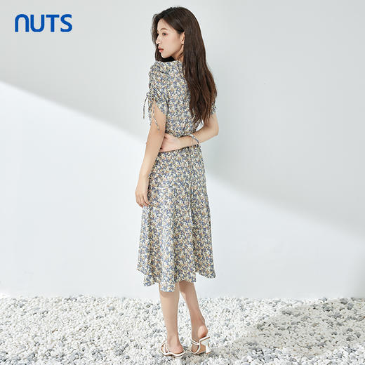 NUTS夏季新品V领碎花时尚优雅气质显瘦短袖连衣裙326101403B 商品图2