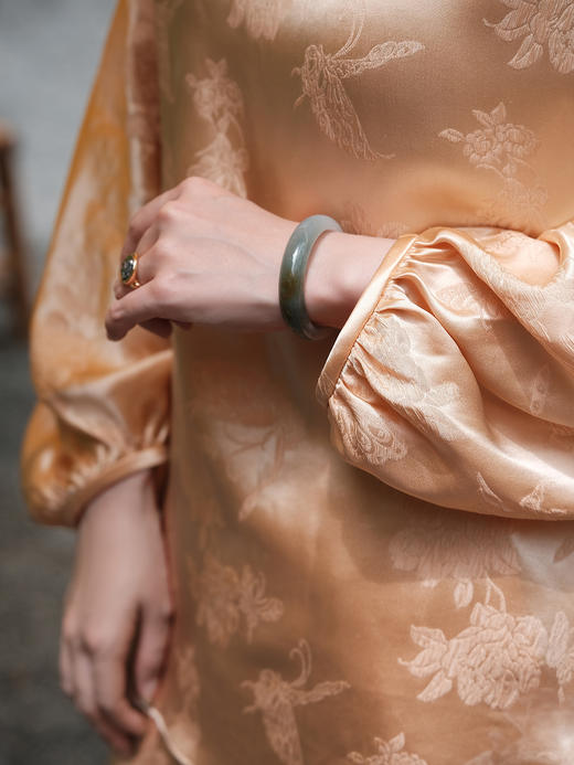 盛唐牡丹 |香槟色蝶恋花冠乐绉斜襟女上衣 商品图5