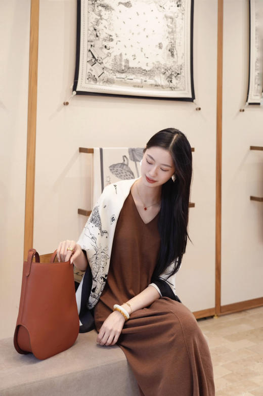 初九上新 开门红秒杀‼️小禾 真丝亚麻混纺 亲肤舒爽透气 摩卡慕斯 V领无袖 针织直身连衣裙 商品图9