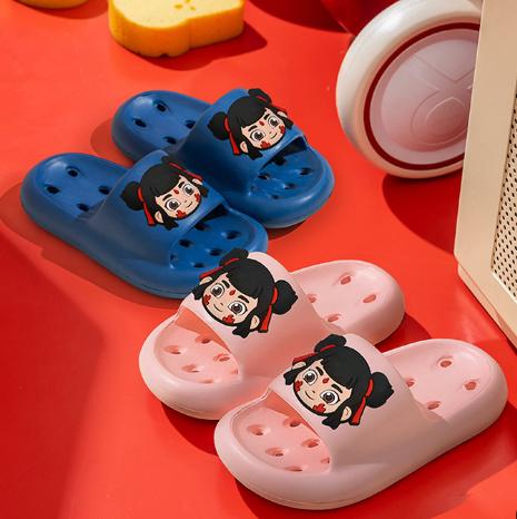39.9元任选2双，单拍不发！【儿童凉鞋丨卡通儿童拖鞋系列】选用EVA材质，轻盈柔软，内鞋防滑纹理不打滑，透气孔洞疏水速干，鞋内空间大不挤脚，加入可爱卡通元素，一鞋两穿多色可选 商品图0