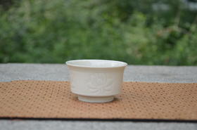 手工定窑 净水莲花品茗杯 轻握杯盏 指尖触碰到莲花的细腻纹理 定瓷风雅