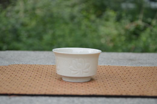 手工定窑 净水莲花品茗杯 轻握杯盏 指尖触碰到莲花的细腻纹理 定瓷风雅 商品图0