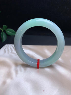 612965，54.8 绿底色手镯，条形板正，满圈都带绿底，隐约间还泛了点紫，细润干净