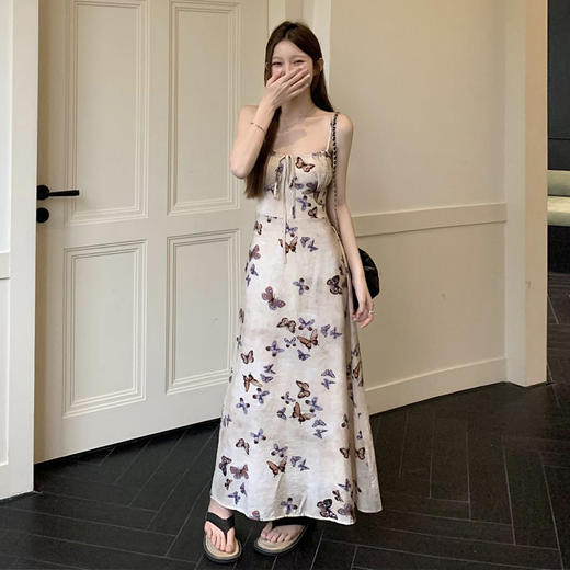 西遇露背吊带连衣裙女夏季新款蝴蝶印花系带法式收腰长裙SS050769 商品图1