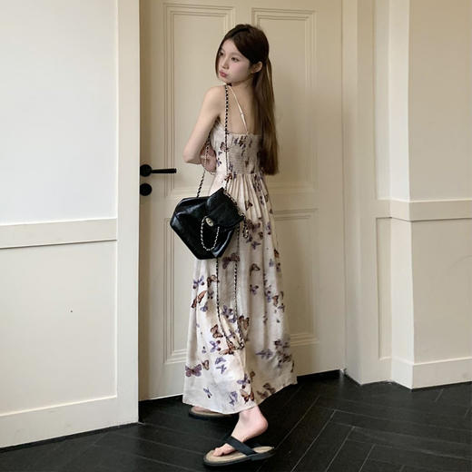 西遇露背吊带连衣裙女夏季新款蝴蝶印花系带法式收腰长裙SS050769 商品图4