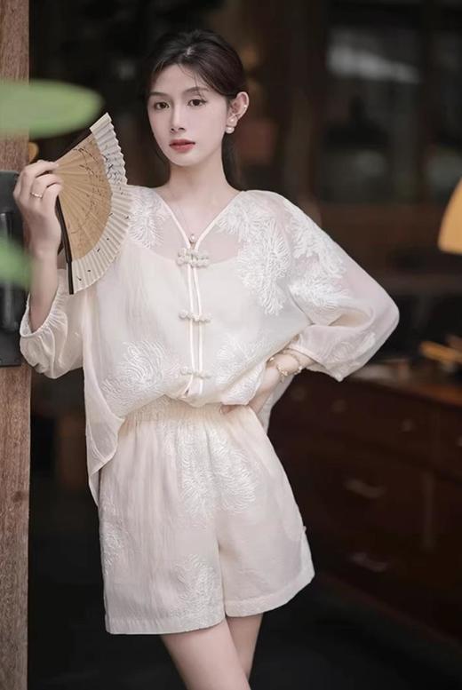 【下单后3-7天发货】ORIGNAL&CO 重工国风杏色大花刺绣套装 商品图3