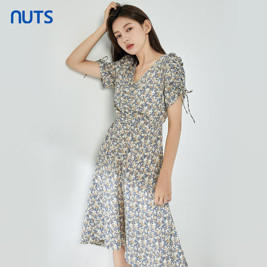 NUTS夏季新品V领碎花时尚优雅气质显瘦短袖连衣裙326101403B 商品图1