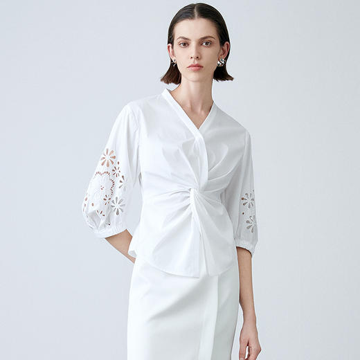 EITIE爱特爱夏季新款气质修身V领扭结设计上衣7713409 商品图3