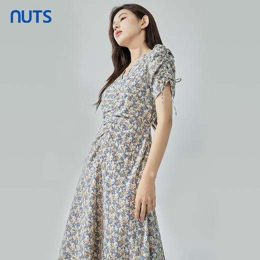 NUTS夏季新品V领碎花时尚优雅气质显瘦短袖连衣裙326101403B 商品图4