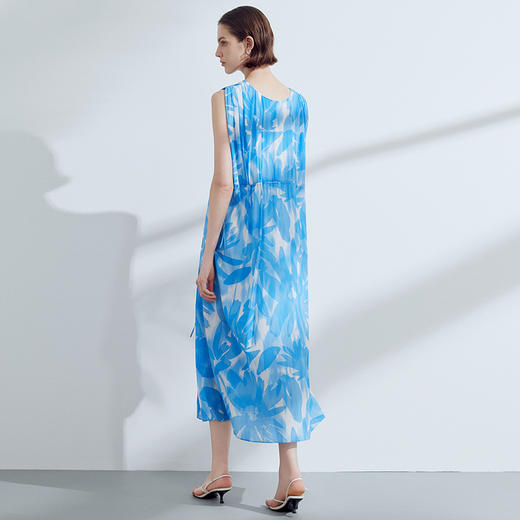 EITIE爱特爱夏季新款显瘦高腰百褶垂坠无袖印花连衣裙7807565 商品图4