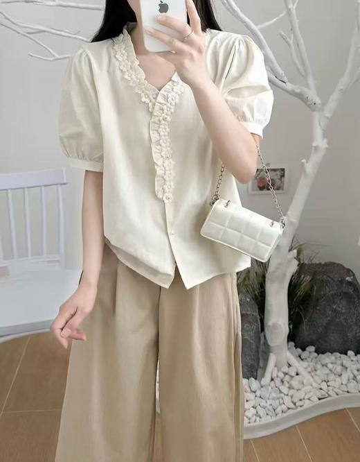 （夏季最后清仓）工艺系列～立体门襟花朵。法式花朵V 领泡泡袖薄棉短袖小衫-喜出 商品图2