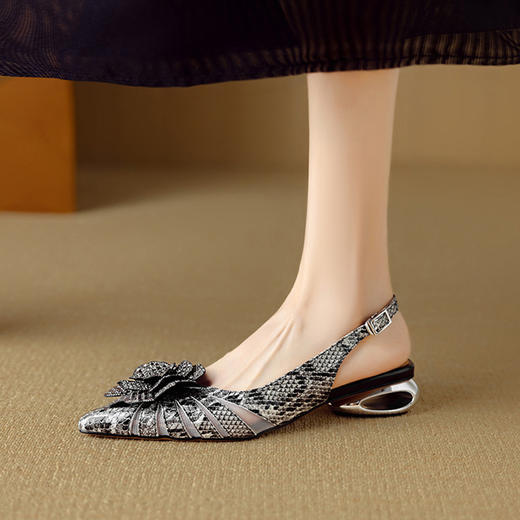 【预售5天】真皮法式尖头花朵包头凉鞋，后绊带蛇纹中跟凉单鞋配裙子DB&M6333 商品图2