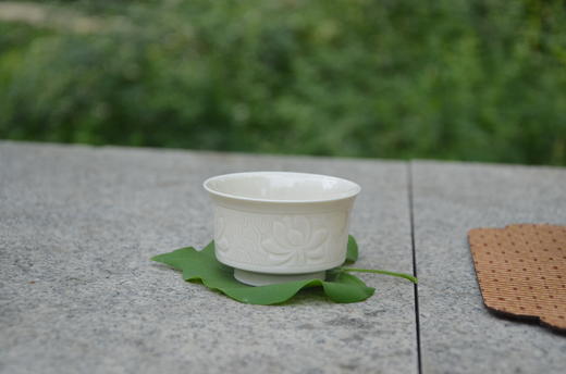 手工定窑 净水莲花品茗杯 轻握杯盏 指尖触碰到莲花的细腻纹理 定瓷风雅 商品图3